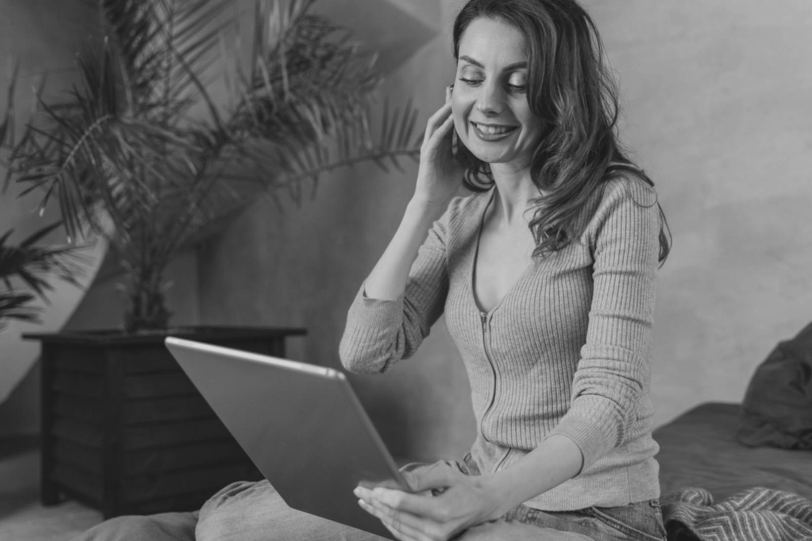 Sesión de formación financiera con profesionales analizando casos prácticos