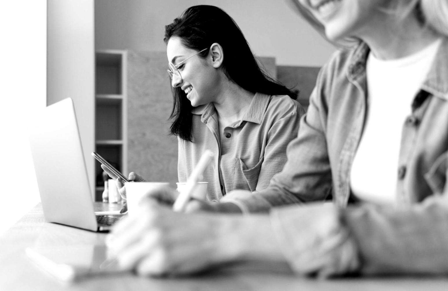 Espacio de trabajo con análisis financiero avanzado y modelos cuantitativos en pantallas